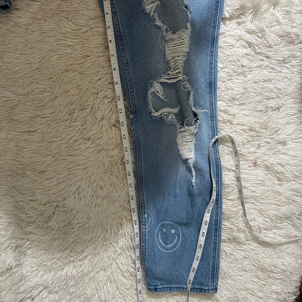 Hollister Ultra High Rise Distressed Smiley Faces Mom Jeans 27 5R - Picture 9 of 9